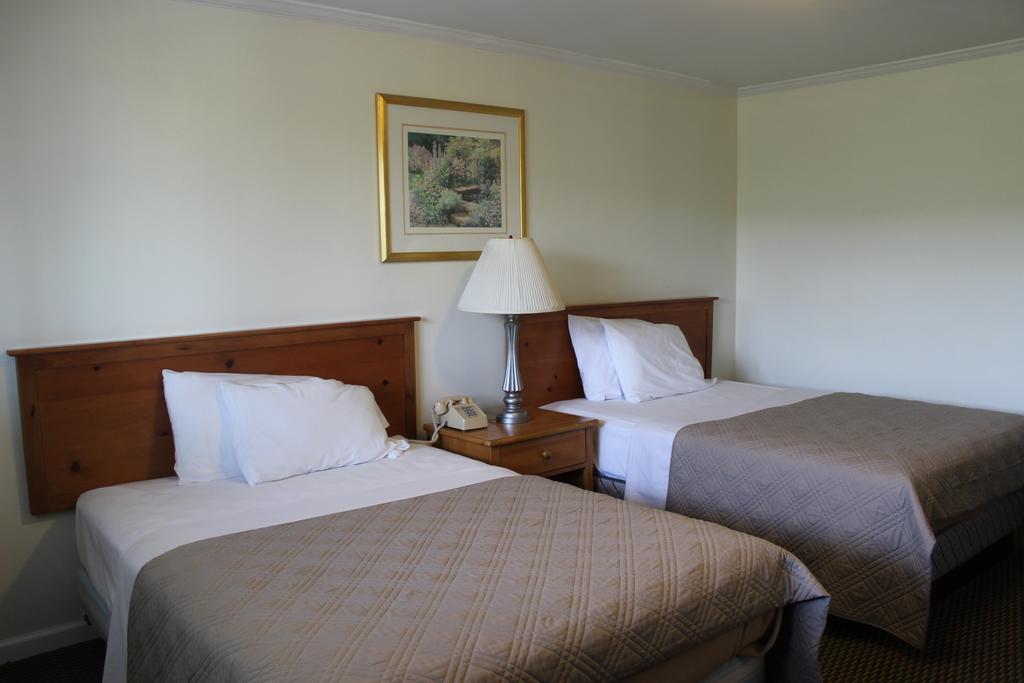 Berkshire Travel Lodge Canaan Buitenkant foto