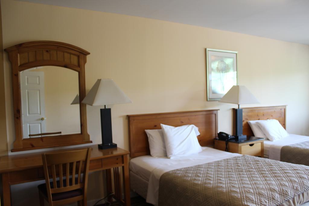 Berkshire Travel Lodge Canaan Buitenkant foto