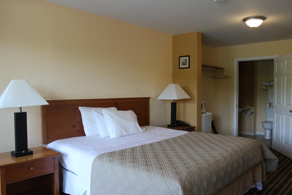 Berkshire Travel Lodge Canaan Buitenkant foto
