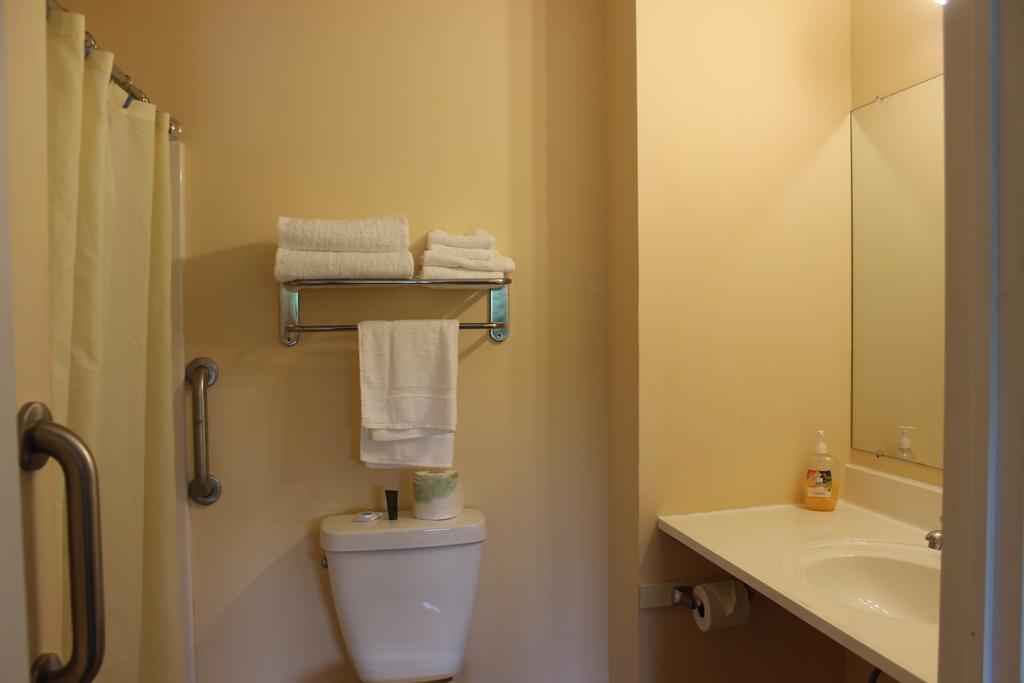 Berkshire Travel Lodge Canaan Buitenkant foto