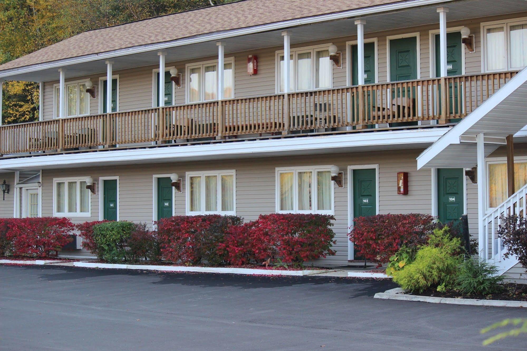 Berkshire Travel Lodge Canaan Buitenkant foto