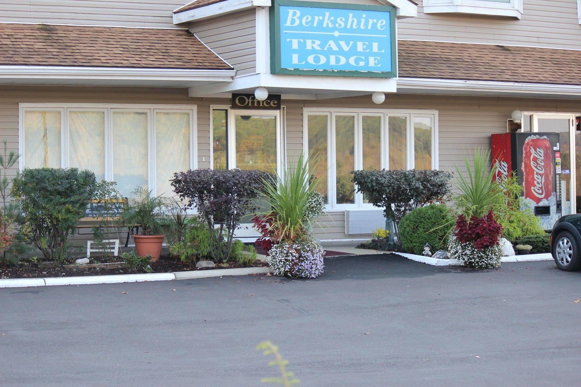 Berkshire Travel Lodge Canaan Buitenkant foto