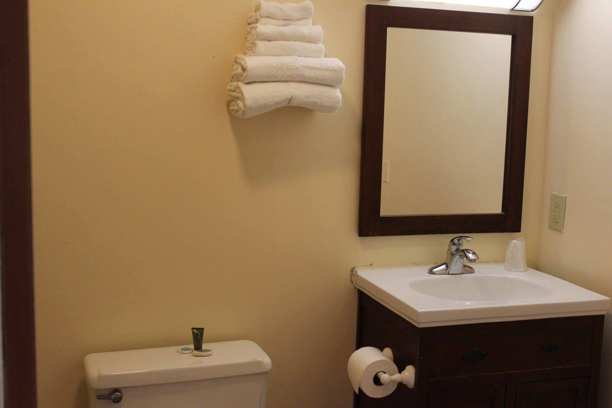 Berkshire Travel Lodge Canaan Buitenkant foto