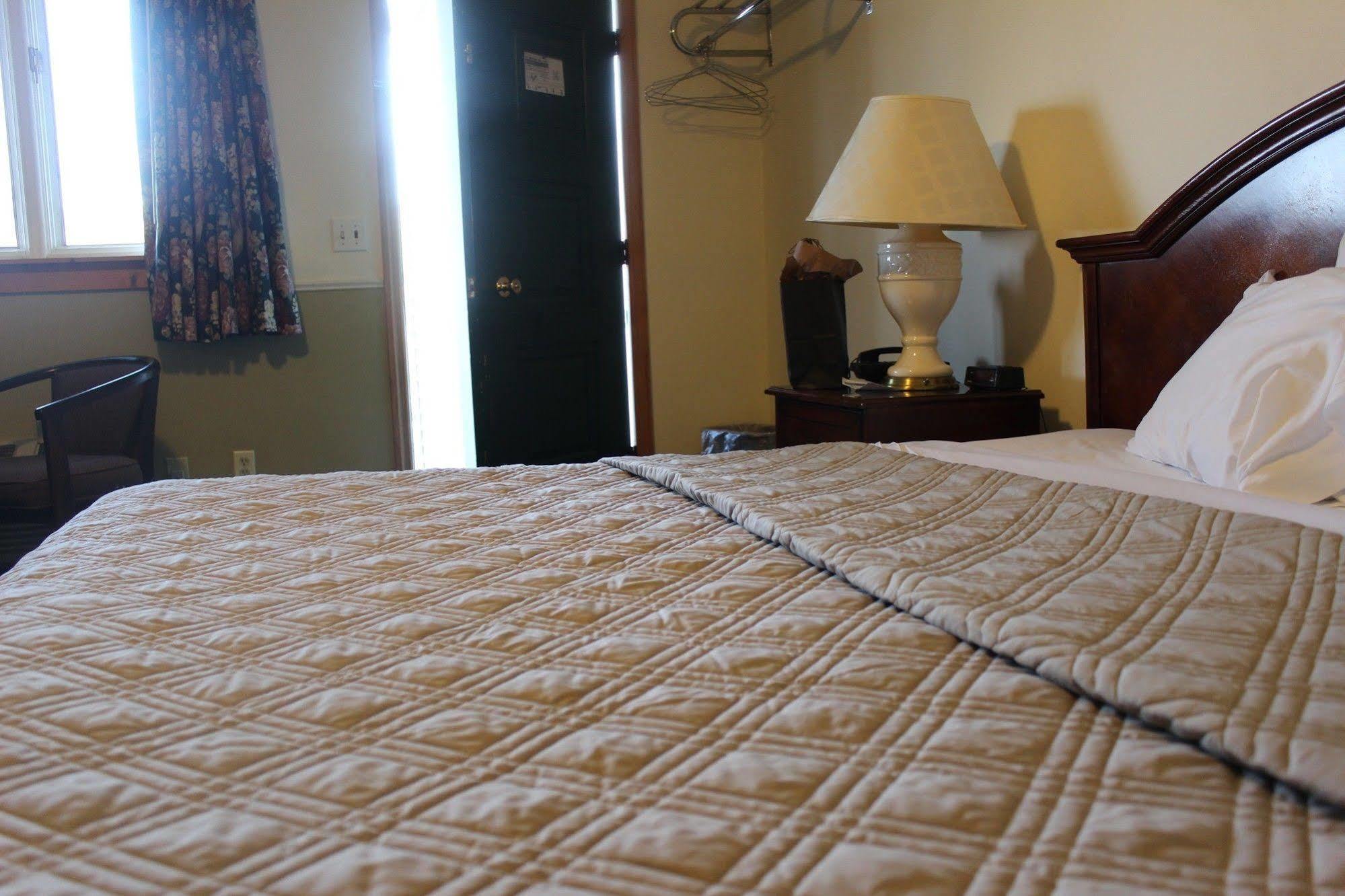 Berkshire Travel Lodge Canaan Buitenkant foto