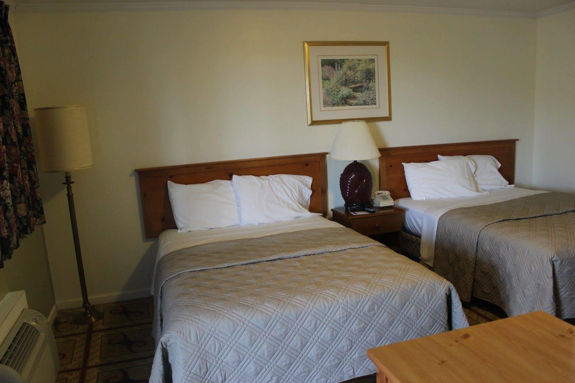 Berkshire Travel Lodge Canaan Buitenkant foto